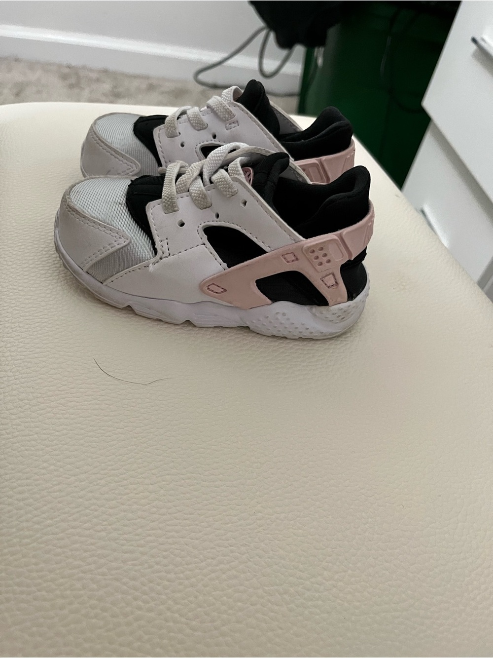 Nike Kids White Black and Pink Low-Top Sneakers